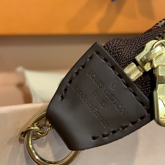 Authentic LOUIS Vuitton Damier Ebene Pochette accessoires. France.  BNIB. - Picture 3 of 3